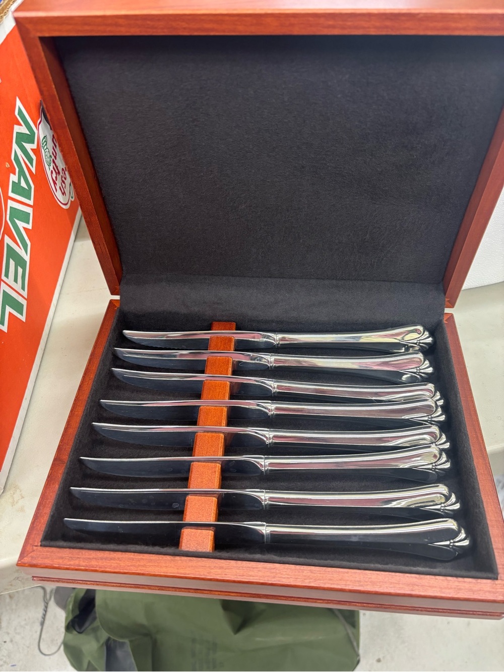 Lot of 8 Oneida steak knives in slotted storage box